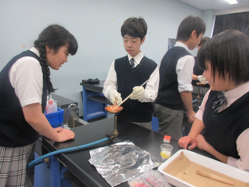 中学２年 理科の授業でカルメ焼き 横浜創英中学 高等学校